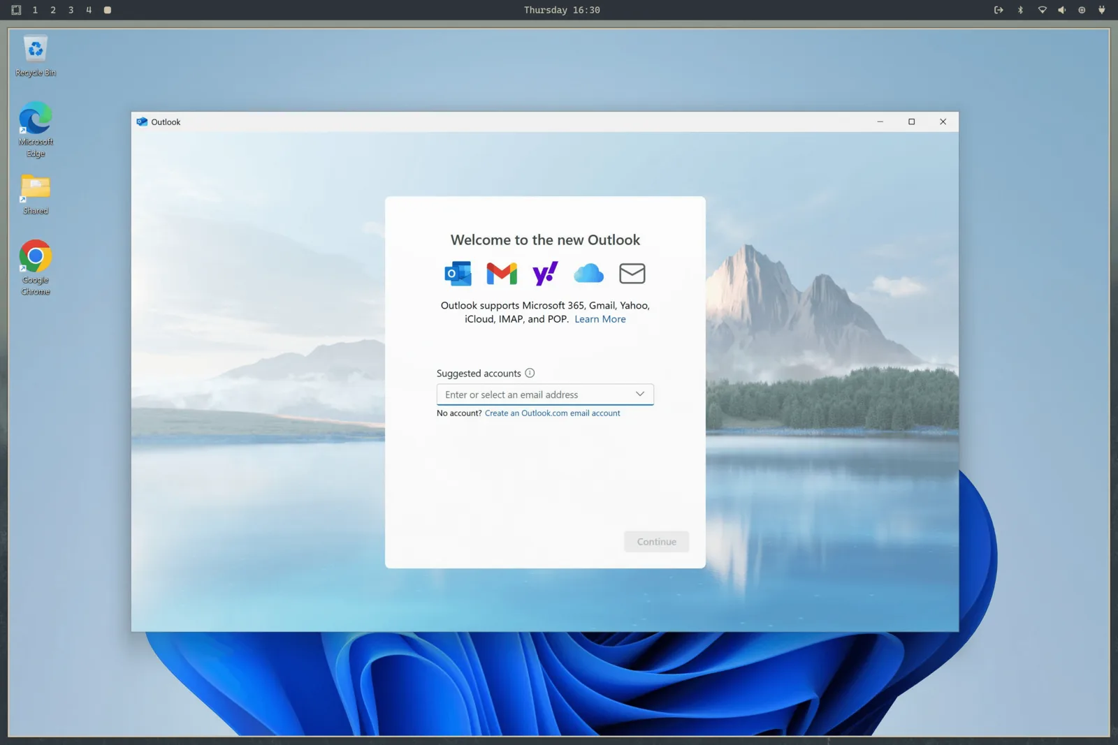 Windows 11 executant Outlook dins d'Omarchy, amb la barra de l'escriptori d'Omarchy visible a sobre